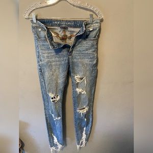 American eagle distressed cropped jean. Light wash. Super stretch size 6